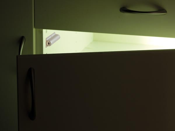 Sensor aan / uit voor kast deur - 12 volt