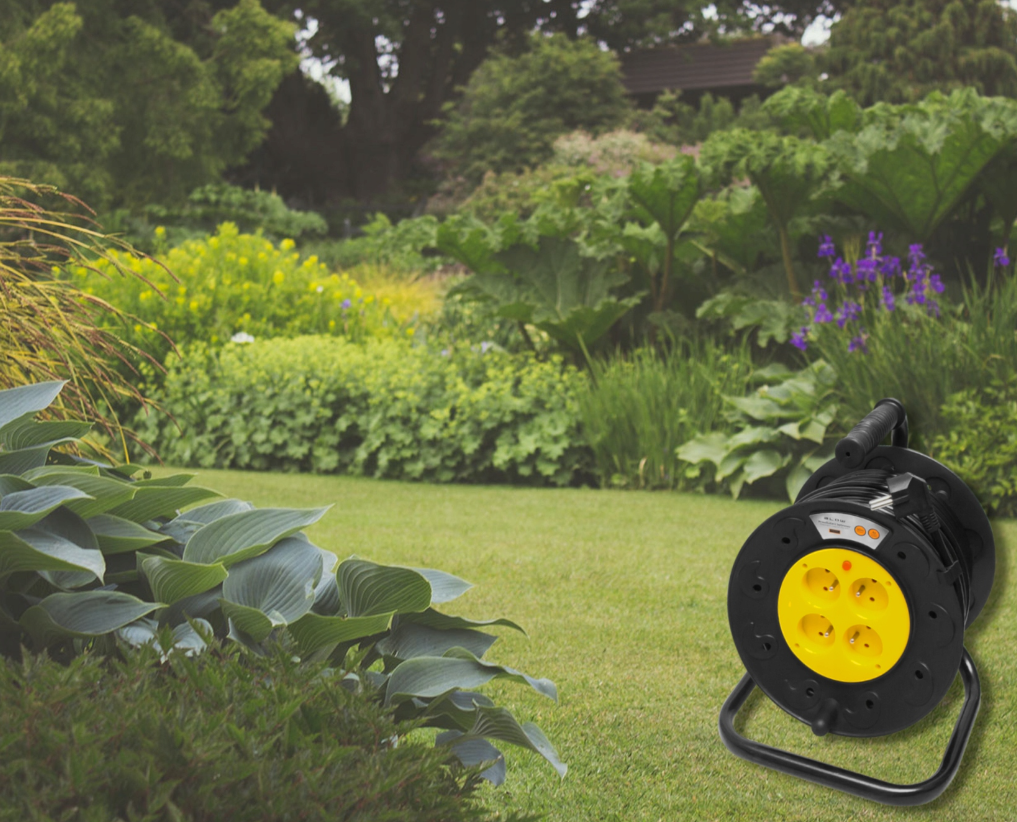 Haspel met verlengsnoer - 4 stopcontacten - Met penaarde